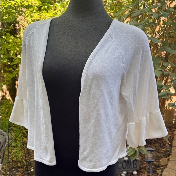 Elegant Cream colour Three quarter bell sleeve Women's Sweater. Size Med. - Picture 1 of 8